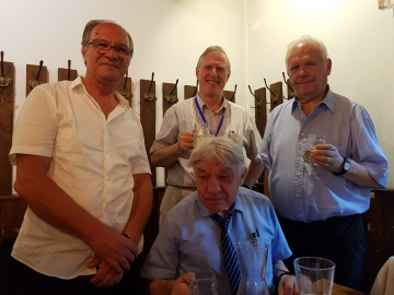 2019 beim Heurigen in Wien mit Wolfgang Kubin, Walter Fehlinger und einem Konferenzteilnehmer