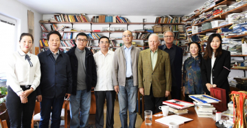 Schriftstellerdelegation aus China
Mr. Wu Yiqin, member of the secretariat of China Writers Association, director of board of the management of China Writers Publishing Group, critic
Mr. Li Xiuwen, president of Hubei Provincial Writers Association, professional writer of Wuhan Federation of Literary and Art Circles, novelist
Ms. Feng Dehua, deputy director of Literary Outreach Department of China Writers Association, poet
Mr. Lu Shunmin, vice president of Shanxi Provincial Writers Association, editor-in-chief of Shanxi Literature, essayist
Mr. Li Hao, professor of School of Literature of Hebei Normal University, novelist
Ms. Bai Xue, deputy director of Division for European and American Affairs, International Liaison Department of China Writers Association
sowie Gerd Kaminski und Walter Fehlinger am 10. September 2019 in Wien, Foto © Xiuyi Zhou