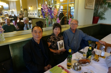 Dehui Hai Rao mit ihrem Roman "Guten Morgen, Chongqing! Changles Suche nach dem einfachen Glück".
Im Spiegel zu sehen Wolfgang Kubin und Martin Krott