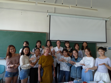 Studentinnen mit Monika Littau in der Ocean University Qingdao