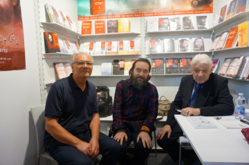 Walter Fehlinger, Xue Mo, Wolfgang Kubin beim Stand von Xue Mo auf der Frankfurter Buchmesse 2019