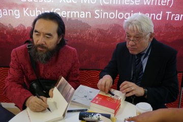 Xue Mo und Wolfgang Kubin signieren